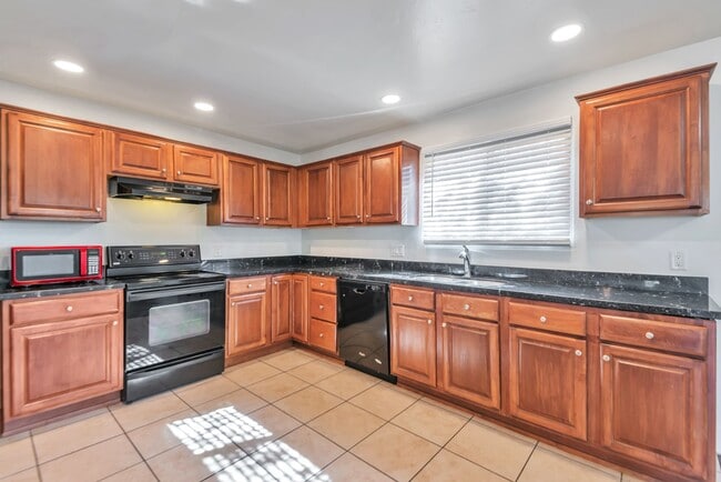 Building Photo - 1735 E La Jolla Dr