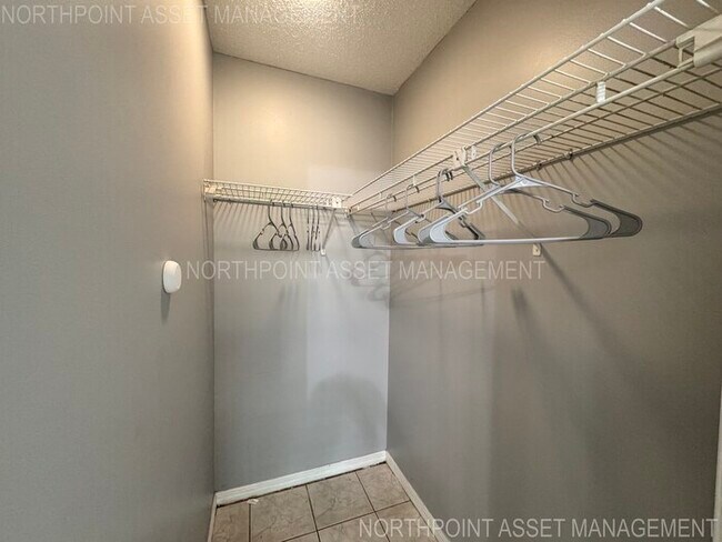 Building Photo - 2 Spacious Bedrooms and 2 Modern Bathrooms...