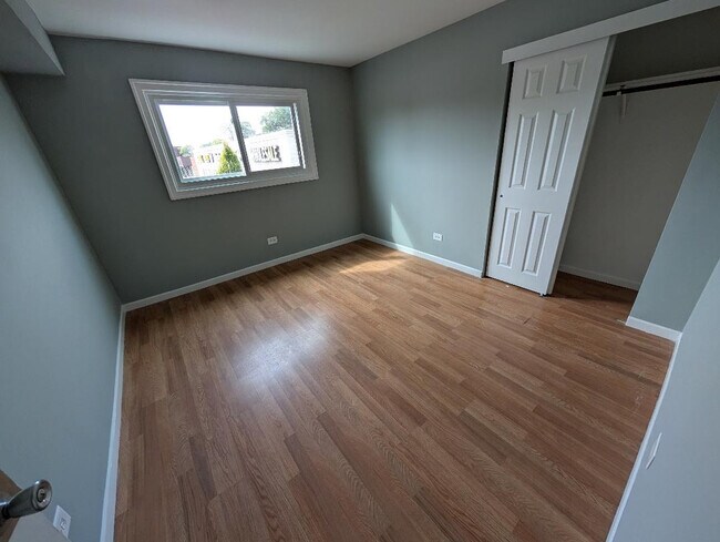 Building Photo - 5858 W 87th St