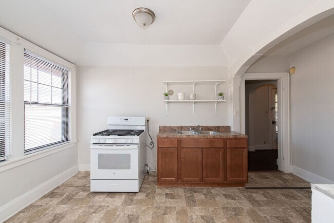 Building Photo - Beautifully updated Tudor style duplex. Up...