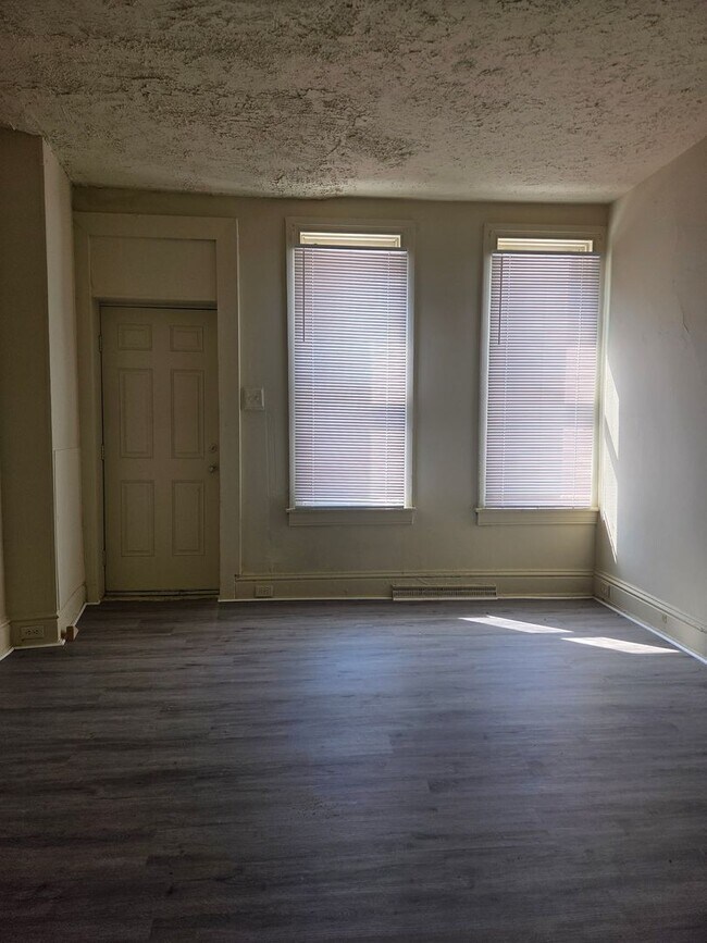 Building Photo - 459 Walnut St