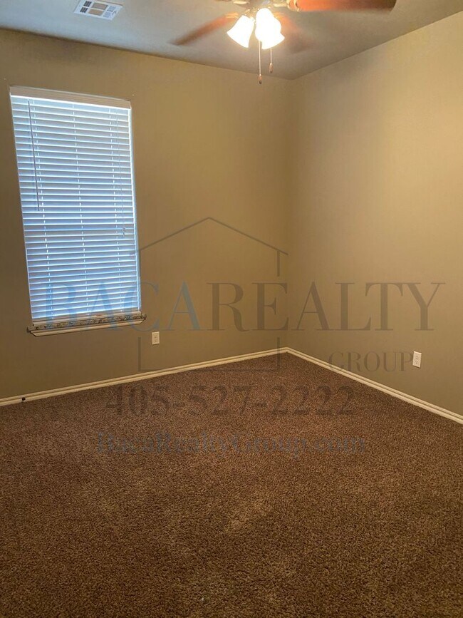 Building Photo - 3br 2ba duplex with 2 car garage!