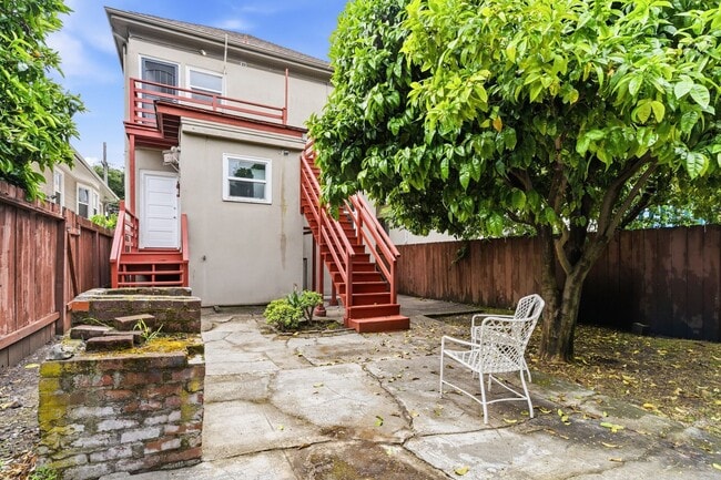 Building Photo - Fully Renovated 2 Bed, 1 Bath Oakland Home with In-Unit Laundry