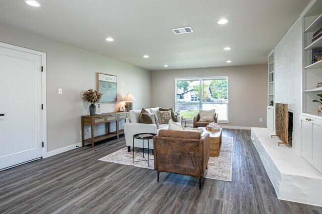 Building Photo - 2011 Malvern Hill Dr