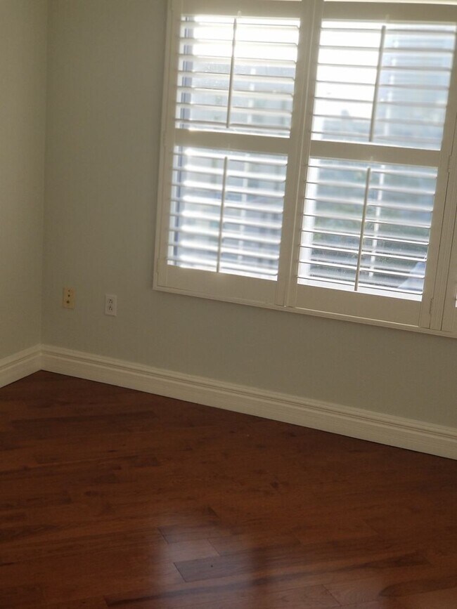 Building Photo - Downtown  1-Bed plus Loft 1bath 1 parking ...