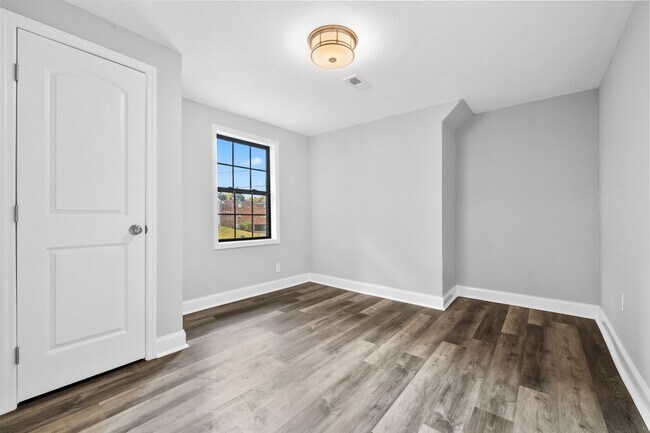 Building Photo - 2400 Woodbine Ave