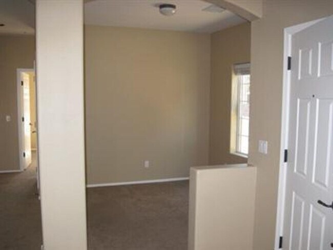 Building Photo - 2 Bedroom 2 Bath in Mountain Gate Contact ...