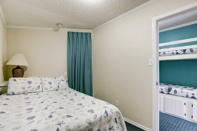Building Photo - 6102 Seawall Blvd