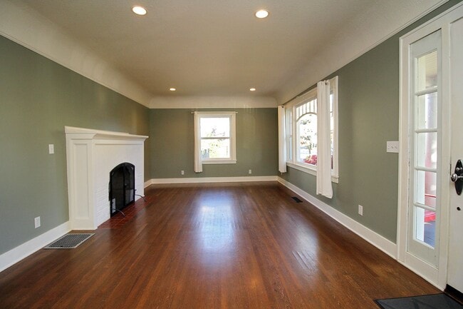 Building Photo - 4405 SW Condor Ave