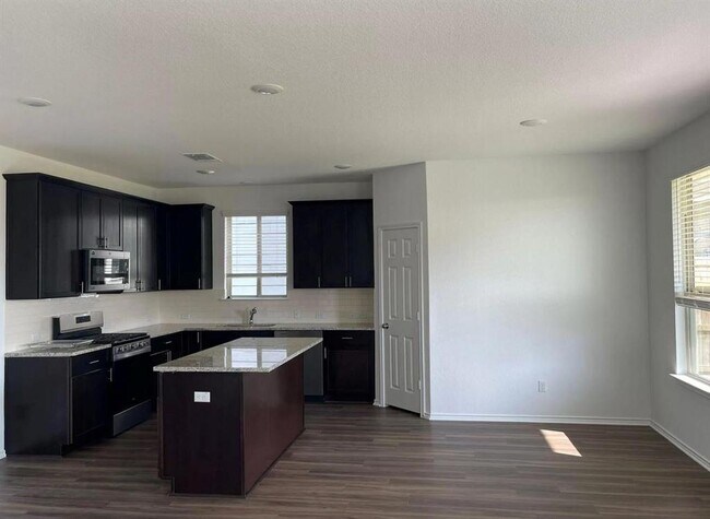 Building Photo - 1512 Holly Lk Dr