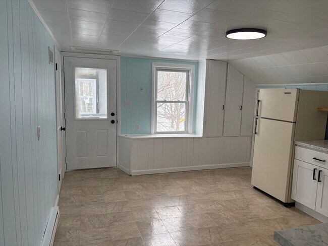 Building Photo - Dallastown SD, Cozy 2 Bedroom/1 Bath 2nd Floor Apartment