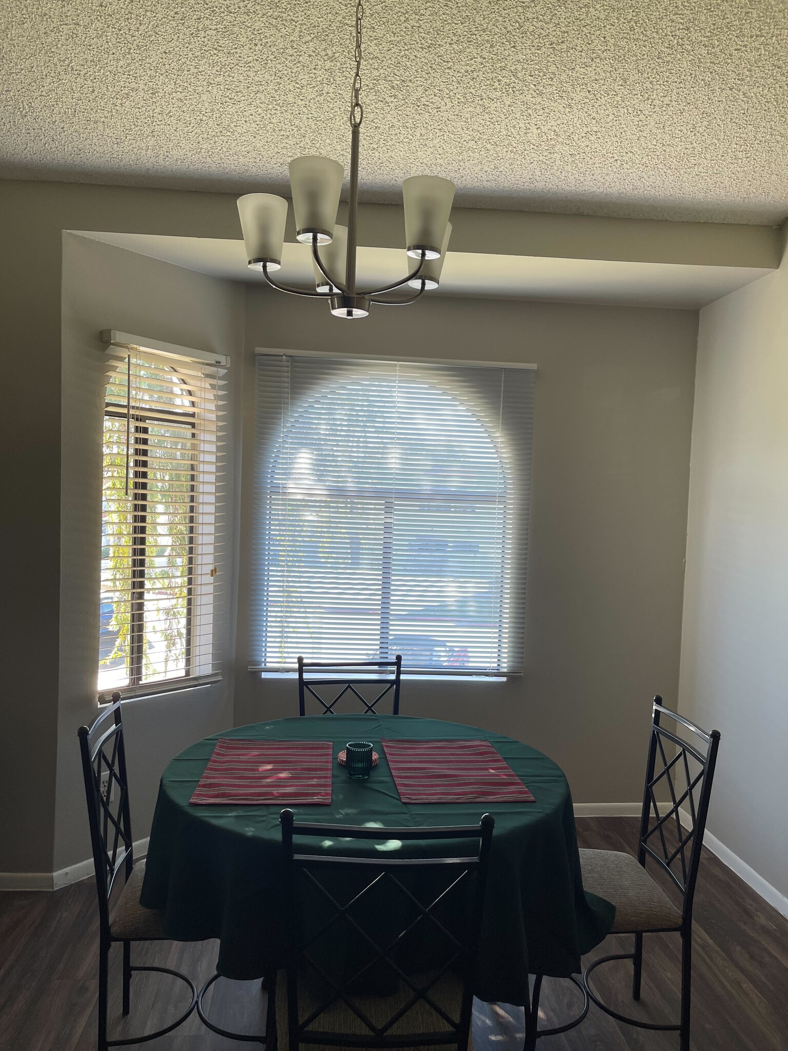 Building Photo - 850 S River Dr