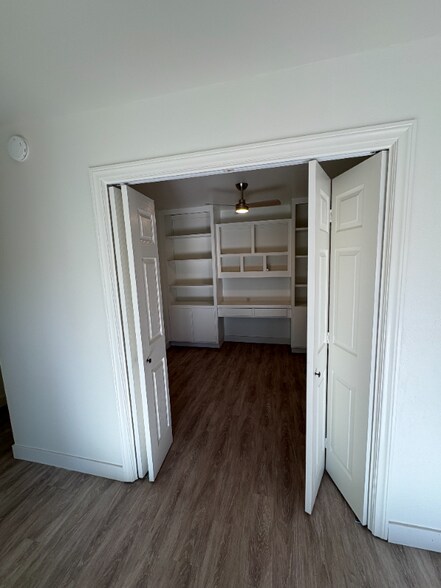 Building Photo - 407 Requeza St