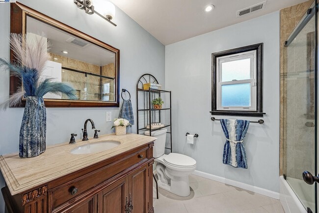 Building Photo - 2438 Upland Dr