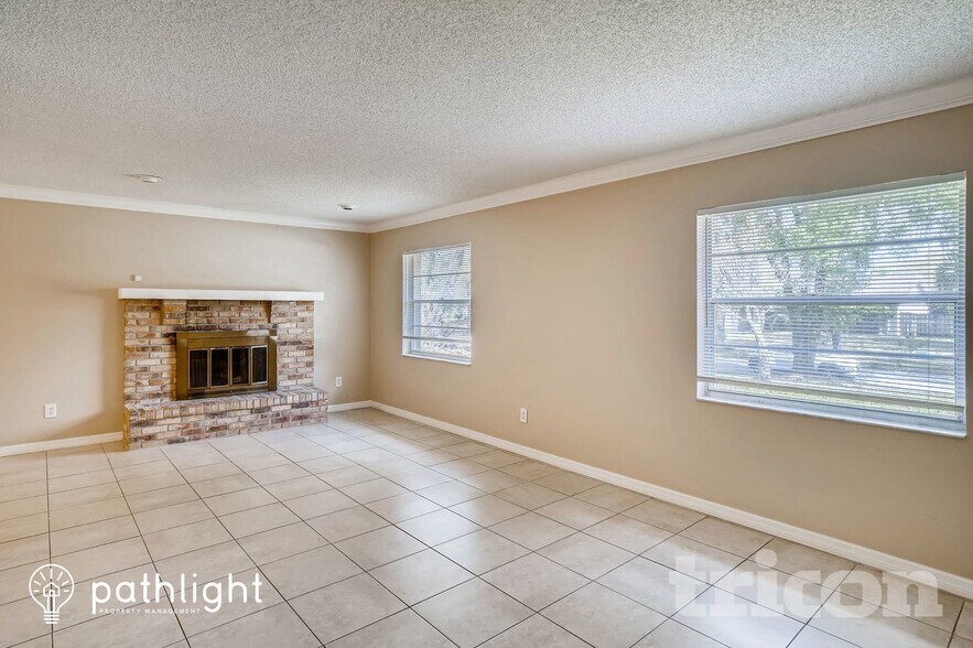 Building Photo - 842 Benchwood Ct