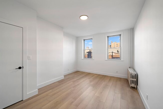 Building Photo - 216 Madison St