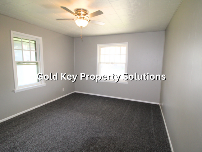 Building Photo - Beautifully Updated 2 BR 1 BA House with B...
