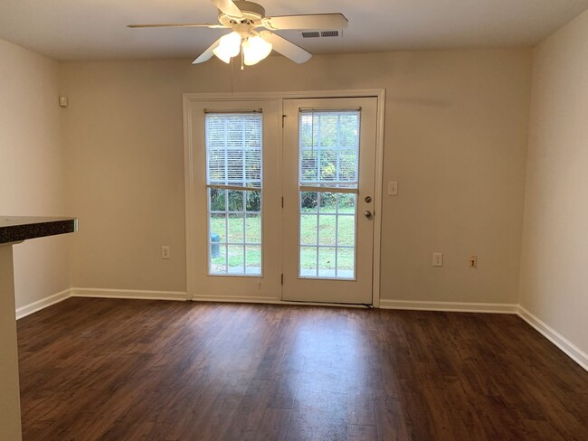 Building Photo - 3 bed 3 bath Townhome -1/2 OFF FIRST FULL ...