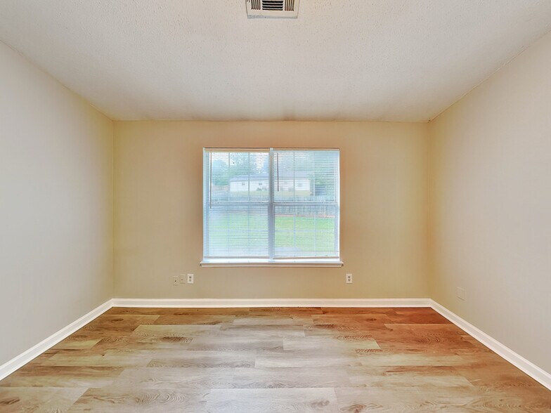 Building Photo - 276 Village Dr