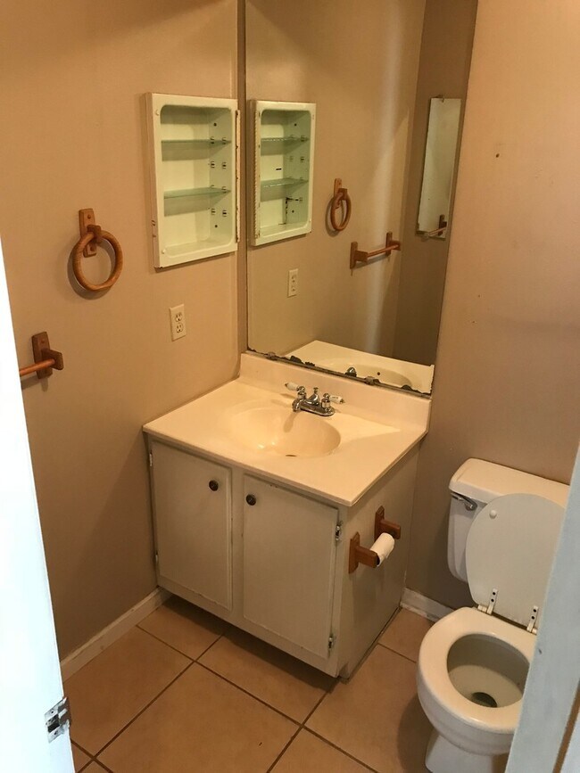 Building Photo - 4x2 large home for rent!