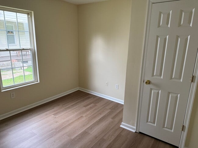 Building Photo - Super Cute home located in City Limits