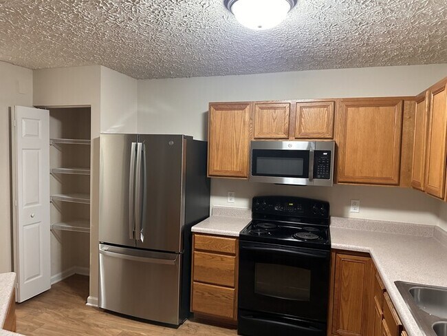 Building Photo - Great space in this 3 bedroom 2 and 1/2 bath end unit Townhome!