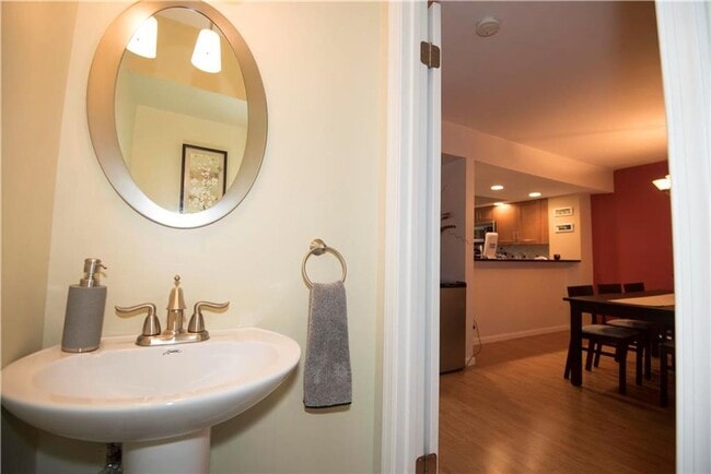 Building Photo - Condo in Bethlehem Township