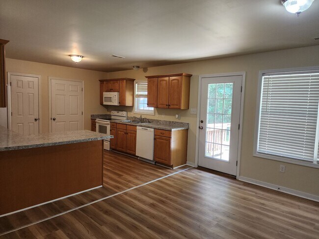 Building Photo - 3 Bedroom 2 Bath Brick Rancher in New Kent!