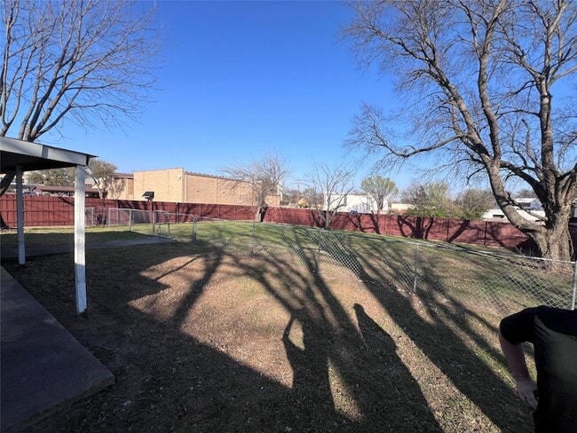 Building Photo - 818 Fairlawn Dr