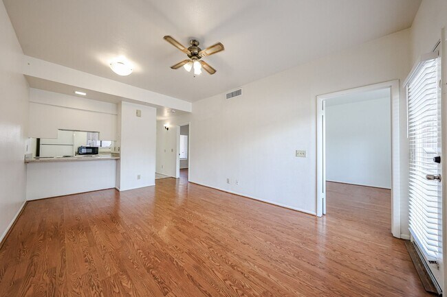 Building Photo - Centrally located and affordable in Woodlake Condominiums