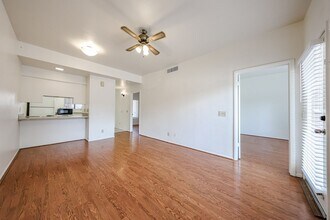 Building Photo - Centrally located and affordable in Woodlake Condominiums