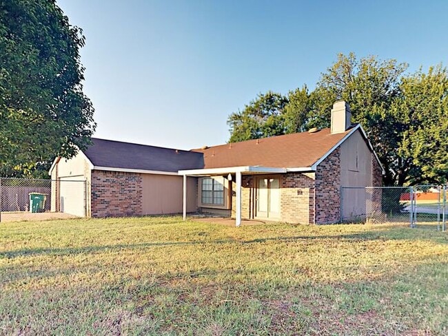 Building Photo - No Application Fee* Plus $250 Off First 2 ...