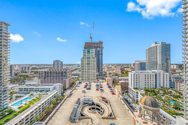 Building Photo - 1 Beach Dr SE