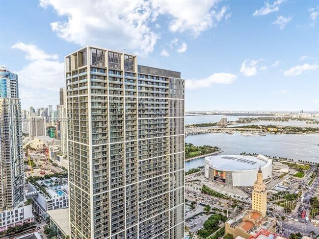 Building Photo - 601 NE 1st Ave