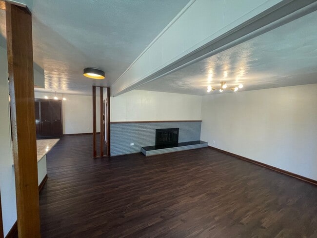 Building Photo - Beautiful 3 bedroom 2 bath home located in Southern Hills Subdivision