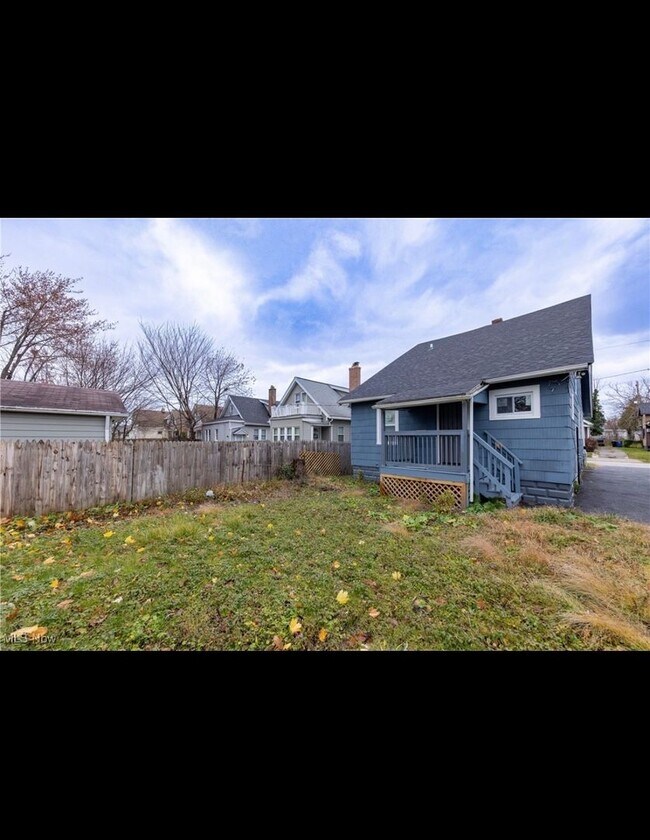 Building Photo - Charming 4-Bedroom Property in Prime Location