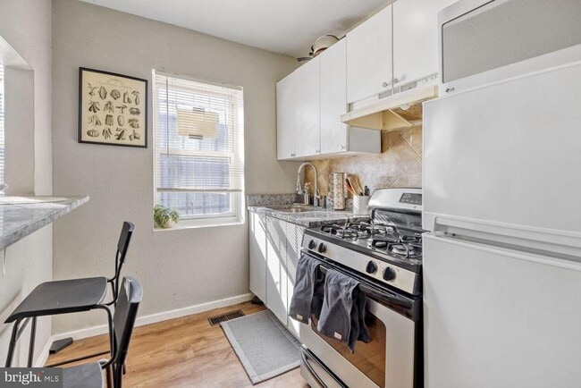 Building Photo - 400 N Rose St