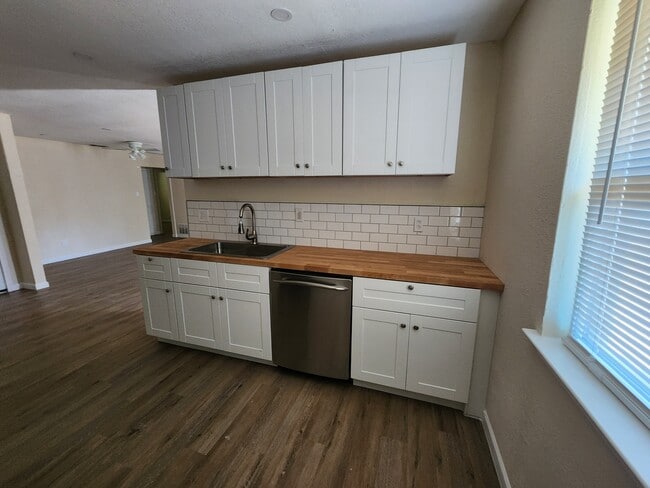 Building Photo - 101 E Cherokee Dr