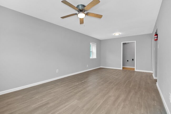 Building Photo - 521 Spring Dr