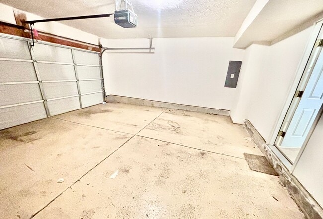 Building Photo - 3 Bedrooms, 2.5 Baths, and a Secret Agent Garage!