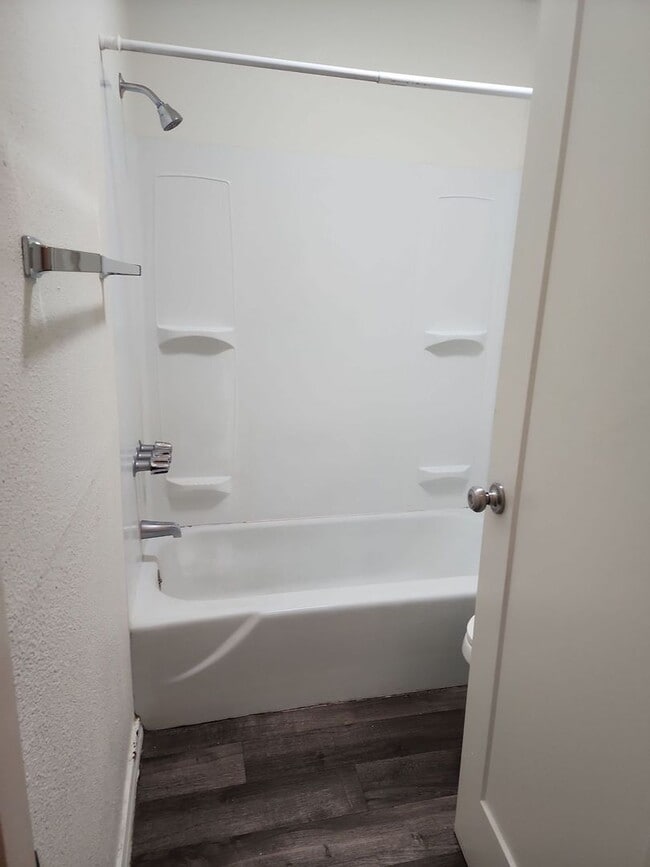 Building Photo - 1 bed 1 bath unit w/ shared laundry