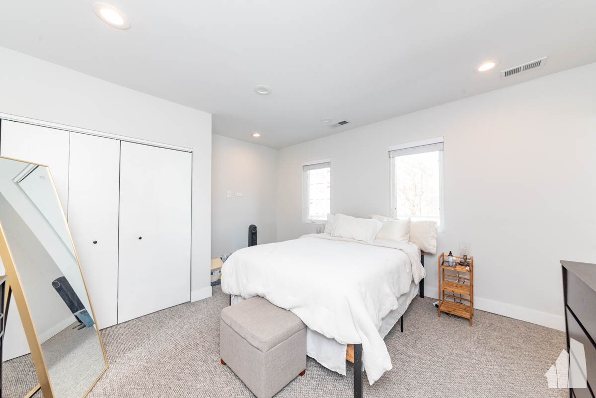 Building Photo - 1013 W 18th Pl