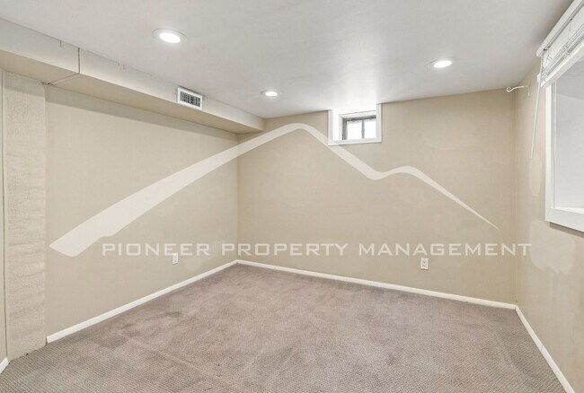 Building Photo - Spacious Home with Central AC and Washer/Dryer