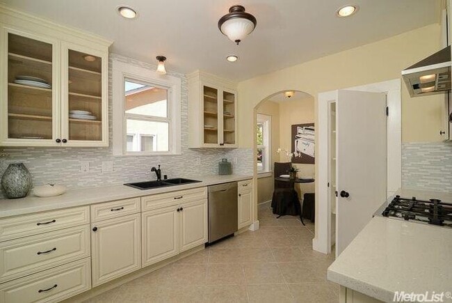 Building Photo - Stylishly Updated 2 Bed Home in Prime Midt...