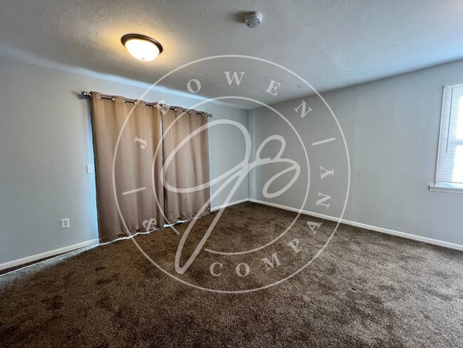 Building Photo - "Spacious 2 to 3 Bedroom condo with Finish...