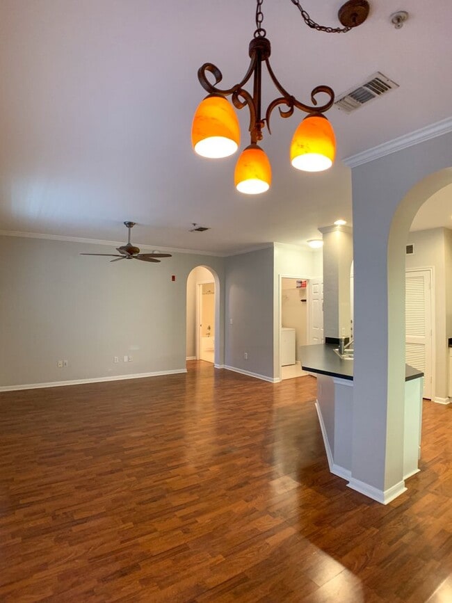 Building Photo - New listing 2/2 with pool view