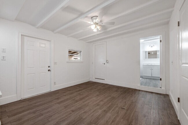 Building Photo - 8642 Sunset Dr