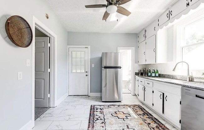 Building Photo - 9 S Fern Ave