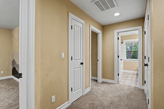 Building Photo - 4 bed, 2.5 bath Two-Story Home in West Salem