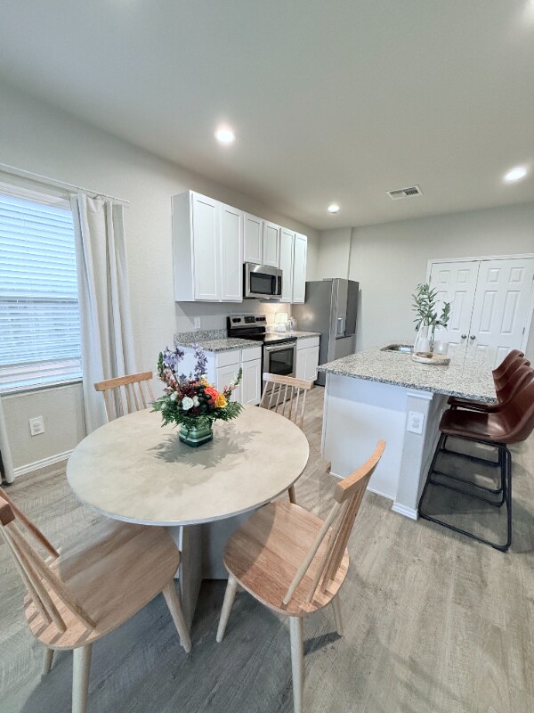 Building Photo - 518 Pleasanton Way